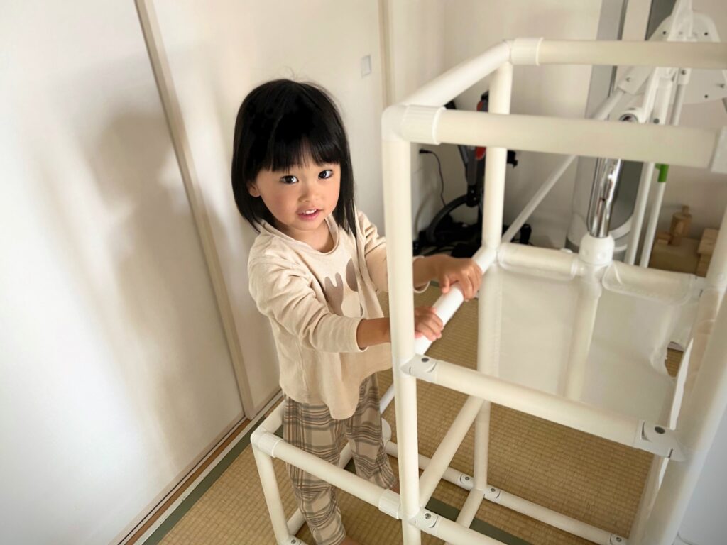 室内遊具であそぶ子ども