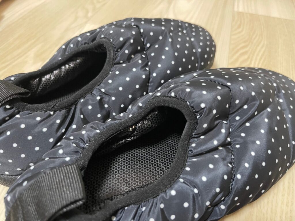 ルームシューズ 暖かい・最強コスパはワークマン！【冬の必需品】