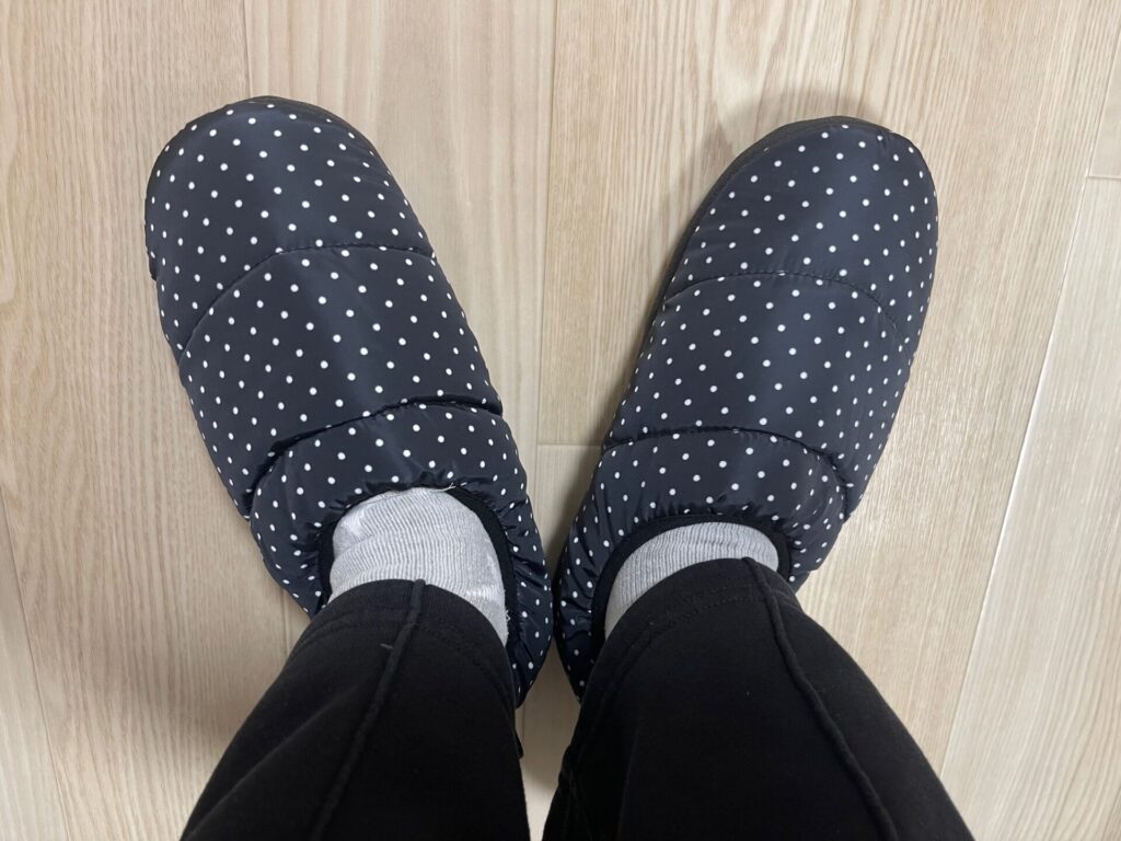 ルームシューズ 暖かい・最強コスパはワークマン！【冬の必需品】
